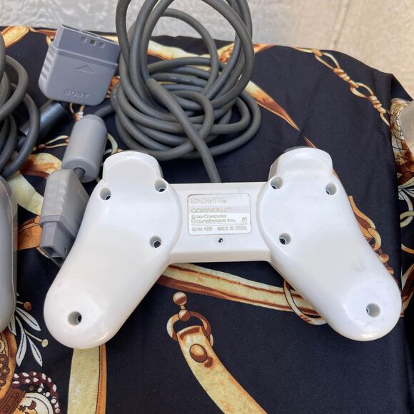 Official Sony PlayStation 1 PS1 White/Gray Controllers - Picture 4 of 5